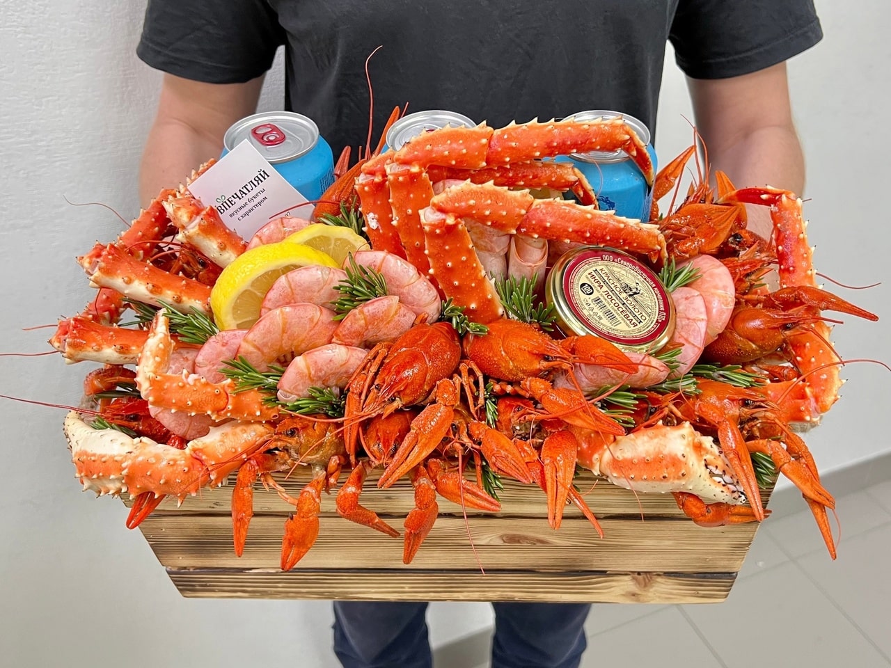 Мужской ящик с морепродуктами и красной икрой "Атлант"